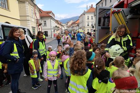 Otroci kamniških šol in vrtcev rajali na Glavnem trgu in se učili o trajnostni mobilnosti (44)